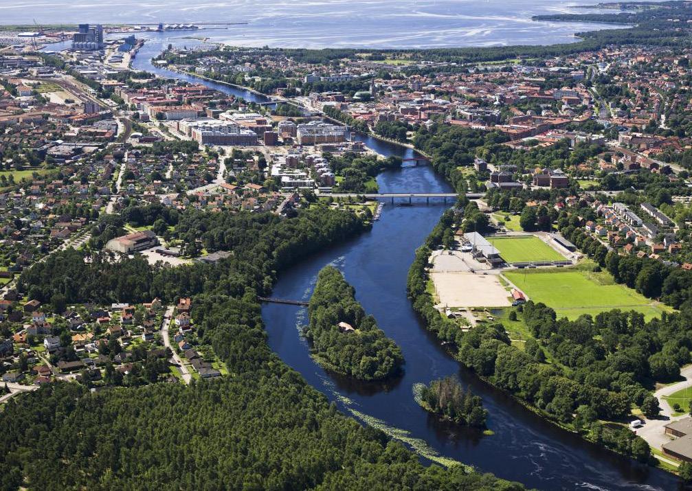 Bild på hus, både villa och hyreshus från Halmstads kommun Kan man få till en bild som är antingen ganska ljus så man lägger svart text över eller en mörkare bild med vit text.