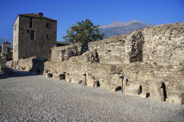 Via Francigena, Aosta Ivrea, 6 nätter 2(8) Dag 1 Ankomst till Aosta Aosta har många historiska byggnader som är välbevarade.