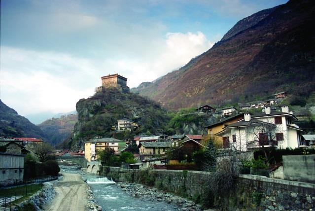 Via Francigena, Aosta Ivrea, 6 nätter 3(8) Dag 4 Saint-Vincent - Verrès Efter Saint-Vincent viker leden av söderut och dalen smalnar av.