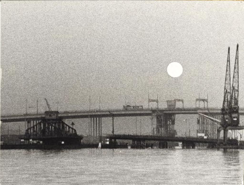 Hisingsbron och Götaälvbron en natt