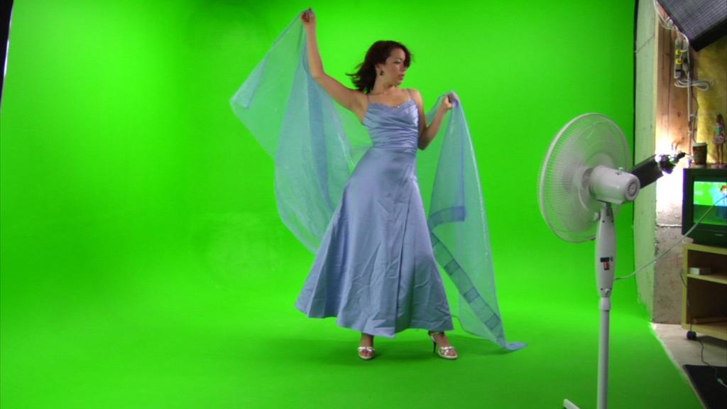 Figur 3.1: Stillbild från videoklipp, hämtat från Hollywood Camera Work [14], som i den här studien utsätts för chroma keying. 3.2.
