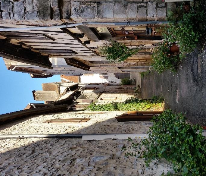 Via Podiensis, Conques - Cahors, 7 nätter 3(6) slätter. Små stenhus som använts av fåraherdar finns längs leden.