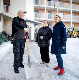 utan trösklar rymliga badrum med tvättpelare, plats för rullator i lägenheten närhet till service i centrum, och hissar