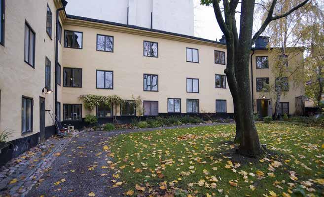GÅRDEN MED FLYGELBYGGNADEN. FOTO J. MALMBERG ligaste delen vid Högbergsgatan samt flygelns södra del äldst. Detta år begärde nämligen krögaren Lidbeck byggnadslov för en ombyggnad av sin fastighet.