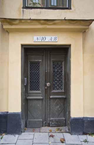 PORT FRÅN 1800-TALET MOT HÖGBERGSGATAN. FOTO J. MALMBERG TRAPPA AV GJUTJÄRN I VÄSTRA TRAPPHUSET. FOTO J. MALMBERG. Huset under 1900-talet Byggnaden har genomgått förändringar även under 1900-talet.