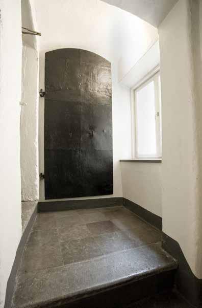 JÄRNDÖRR TILL VINDEN, SANNOLIKT FRÅN 1836. FOTO J. MALMBERG. Upprustning och renovering Fastigheten moderniserades och renoverades 1969-1970 för att inrymma lokaler och lager för konstnärer.