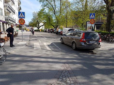 Sammanfattning av dokumentgranskningen Det anlagda ledstråket i Skvallertorgets ytterkant ger bättre tillgänglighet. Upphöjning av gaturummet diskuteras av Tyréns AB (2007, s.