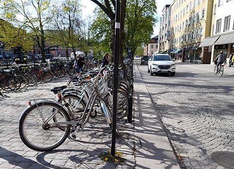 Dombron. I mötet med torget är vägen något upphöjd. Söder om Torget är bilvägen lagd med smågatsten vilket också är fallet i dess fortsättning bortom Drottninggatan.