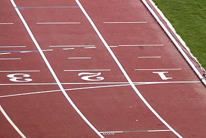 Målet är inne på idrottsplatsens löparbana, där får alla deltagare medalj och banan.