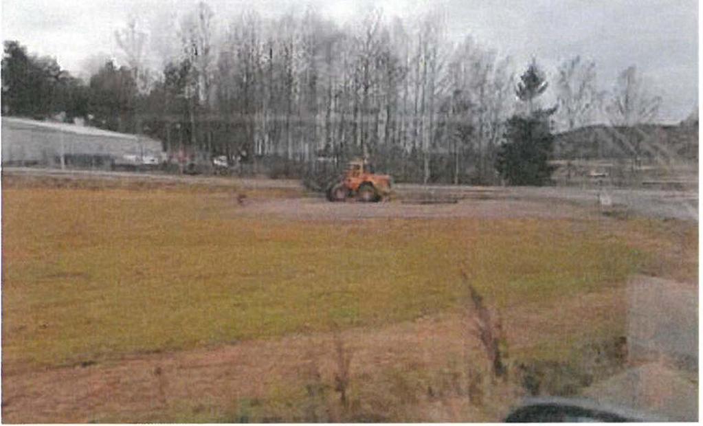 20I7-01-15 MEDBORGARFÖRSLAG ARENA EKENSBERG Parkering I November 2016 så byggde kommunen? en jätteliten parkering nere vid infarten som max har plats för 10 bilar.