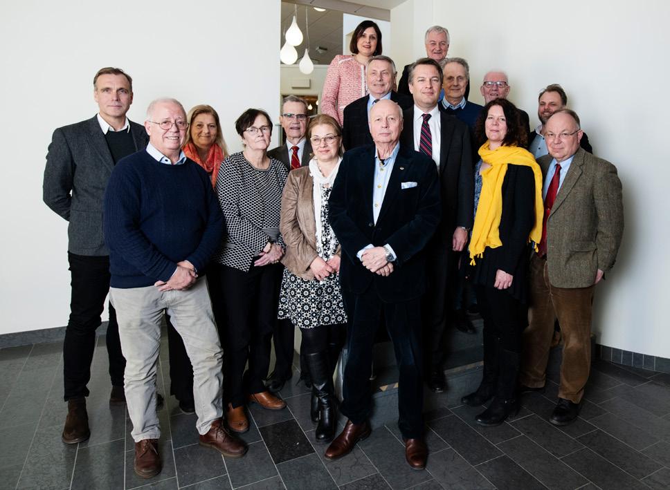 Revisorer Revisorer Bo Klasmark M, Täby Mikael Zuhr, L, Täby Björn Lundin, S, Upplands Väsby Revisorsersättare Kent Hjalmarsson, M, Upplands Väsby Dan Eric Landén, L, Solna Lars Nordin, S, Täby