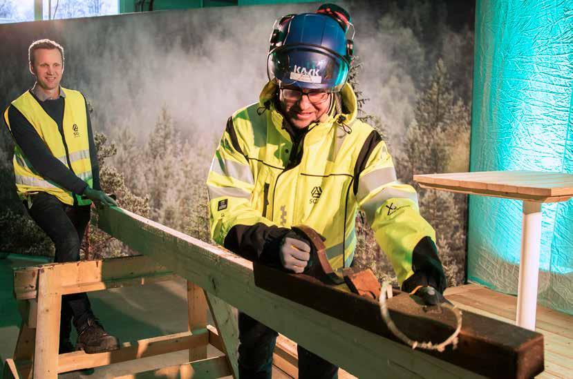 Jerry Larsson, affärsområdeschef för SCA Wood, invigde Tunadals hyvleri med ett hyveldrag.