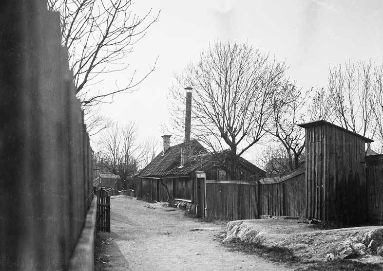 ÅSÖGATAN VID TIDEN OMKRING SEKELSKIFTET 1900. TILL HÖGER SYNS TJÄRVRÄKAREN 2 SOM DEN SÅG UT INNAN RENOVERINGEN UNDER 1950-TALET. FOTO KASPER SALIN. SSMF004171S.