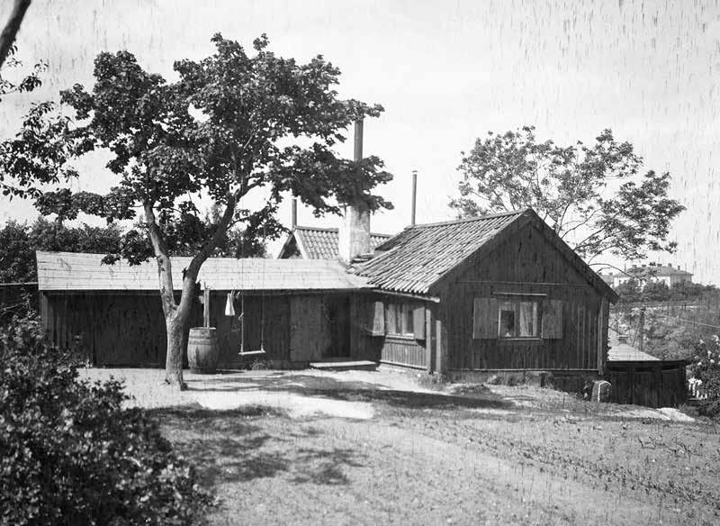 DET ÄLDRE GÅRDSHUSET MED TILLBYGGNAD MOT SÖDER OMKRING SEKELSKIFTET 1900. FOTO KASPER SALIN. SSMF004173S.