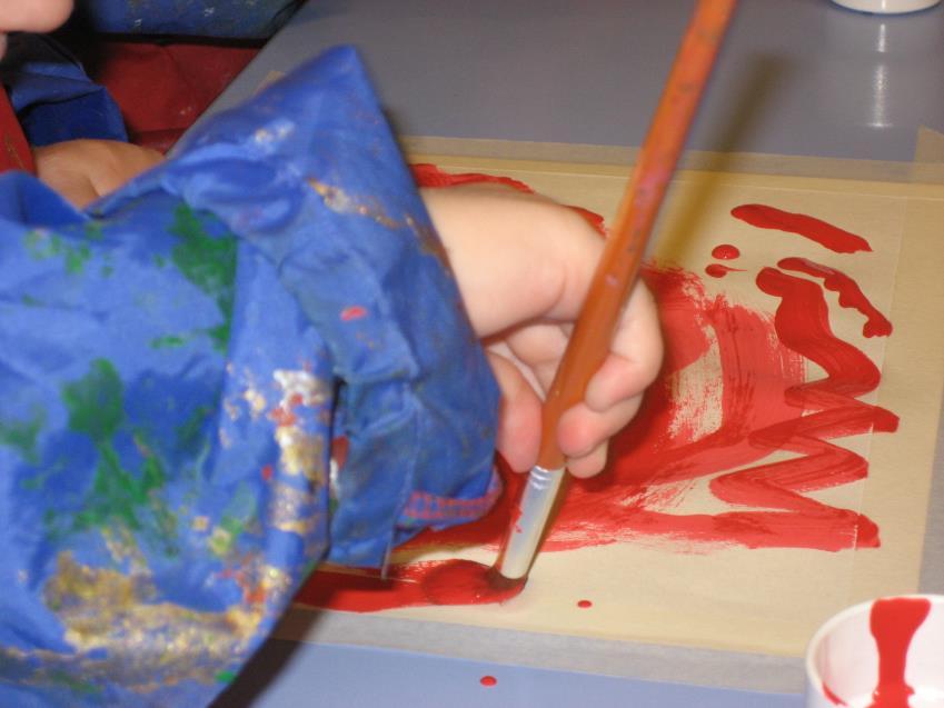 Uppgift vid målarbordet Syfte: Förstå sambandet mellan pensel, vatten och färg, samt handens rörelse i