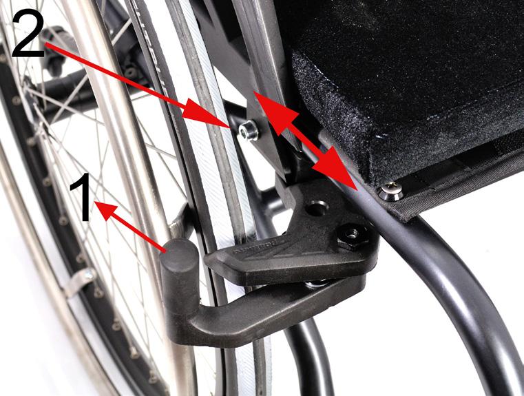 13 INSTÄLLNINGAR Justering av rullstolens balansering (Fig. 12) 1) Demontera drivhjulen genom att trycka in knappen till snabbkopplingen och dra hjulen rakt ut.