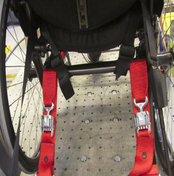 8.3. Då kan brukaren färdas utan fästanordning med rullstolen vänd med ryggen mot färdriktningen. Rullstolen ska alltid fästas i fordonet i fyra punkter.