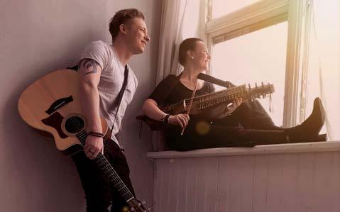 Musik Emil & Folkfesten Emil Gullhamn och Anna Mogren kommer från skiftande musikaliska bakgrunder Anna är nyckelharpist och violinist med rötterna i den svenska folkmusiken, Emil är låtskrivare och