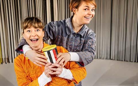 Dans Burken med ZebraDans Allt är frid och fröjd och fågelkvitter tills de två goda vännerna en dag hittar en burk och hela deras vänskap sätts på spel.