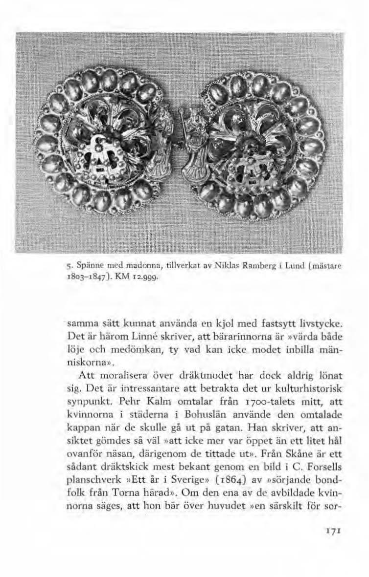 c;. Spänne med madonna, tillverkar av Niklas Ramberg i LunJ (mästare 18oJ- t847). KM 12.ggg. samma sätt kunnat använda en kjol med fastsytt livstycke.