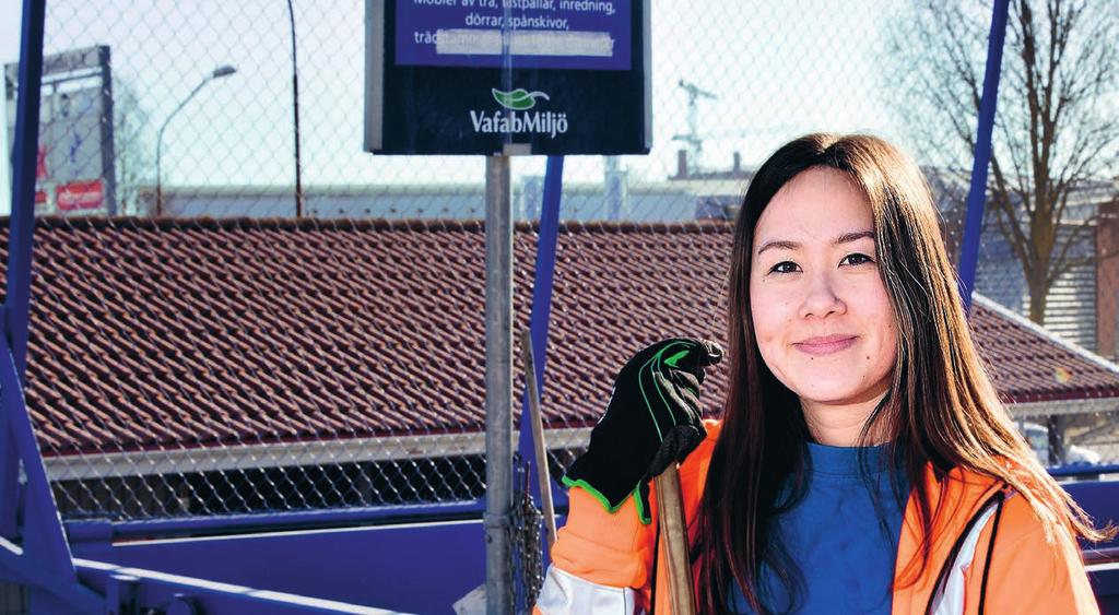 13 13 Verksamheten 2015 Den insamlade mängden farligt avfall från hushållen ökade från 8 350 ton till 8 550 ton under 2015. Natalie Lindkvist på Återbruket Ängsgärdet.