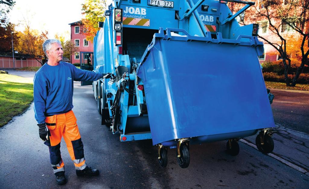 14 VafabMiljö har insamling av förpackningar och tidningar hos ca 37 000 hushåll. Bengt Löfling tömmer miljöbodar varje dag.