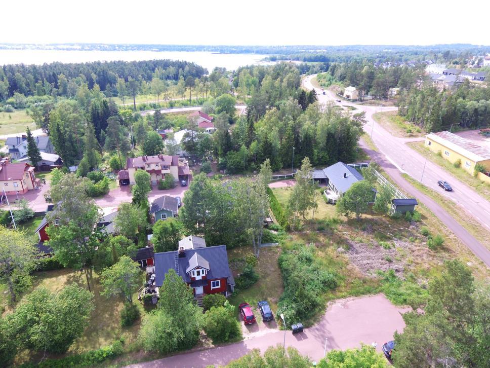 FIN BOSTADSTOMT VID ÅTERVÄNDS- GRÄND I ÖSTERKALMARE Bostadstomt belägen inom detaljplanerat område, ca. 3,5 km från Mariehamn. Vatten och el finns draget invid tomtgränsen.