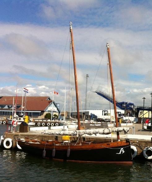 5. Segeltur med Arwen I Varbergs hamn ligger föreningen Eliboubanes vänners egenhändiga byggda segelbåt.