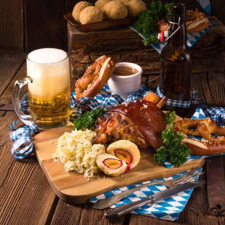7. Oktoberfest på Gudmundsgården Då klär vi ovanvåningen i oktoberfestdekorationer, Ralf sätter på sina Lederhosen och serverar klassisk oktoberfestmat såsom surkål, sweinhaxen, senap, gratäng och
