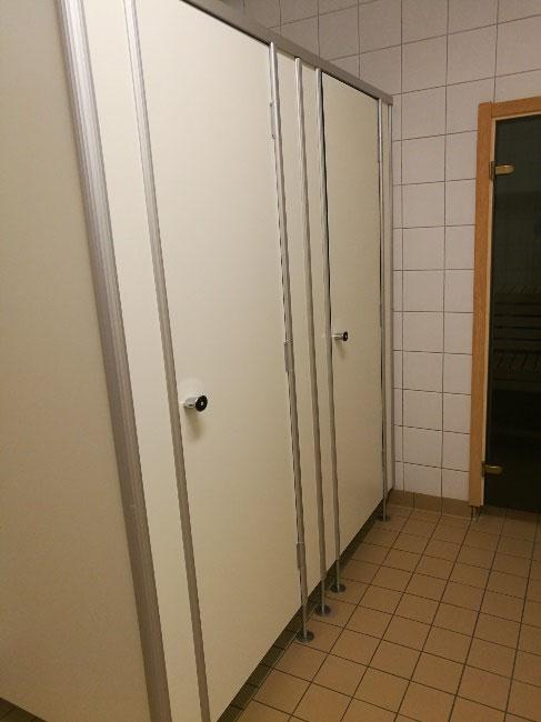 alla våra skolor enligt nedan. Behov av duschväggar i omklädningsrummen i anslutning till B-hallen har framförts vid flera tillfällen.
