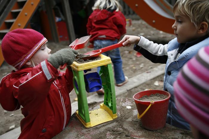 Alla gör en kartläggning minst en gång per år som dokumenteras. All personal gjorde en gemensam uppdatering av grundstrukturen för förskolan Lyckan.