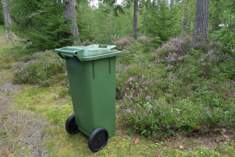 Frågan kring ett kommunalt ansvar för förpackningsavfallet har nu landat i ett ansvar för producenter och tillståndspliktiga insamlingssystem att samla in förpackningar mm minst 6 % av alla