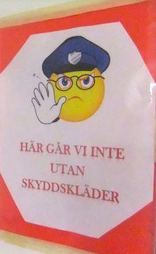 istället för händerna. Till hantverkare, servicepersonal och andra besökare finns hårskydd, rock och skoskydd.