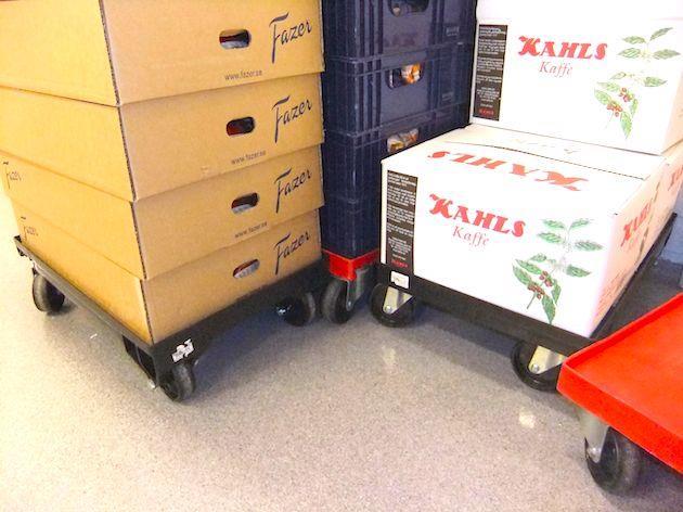Inget på golvet Ett exempel på hygienrutiner för kökspersonal Tillagningskök 5 Burkar och emballage Inga matvaror förvaras