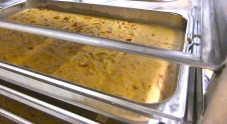 Upptining: Mat som inte tillagas på en gång tinas på bleck eller i tät förpackning i kylen. Bröd tinas i rumstemperatur.