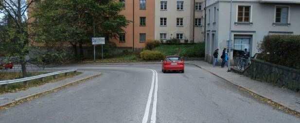 Sida 8 (14) Befintlig gångväg behålls Läge för ny dubbelriktad cykelbana Körbana riktning österut förläggs söder om bropelare Söder Mälarstrand i riktning österut.