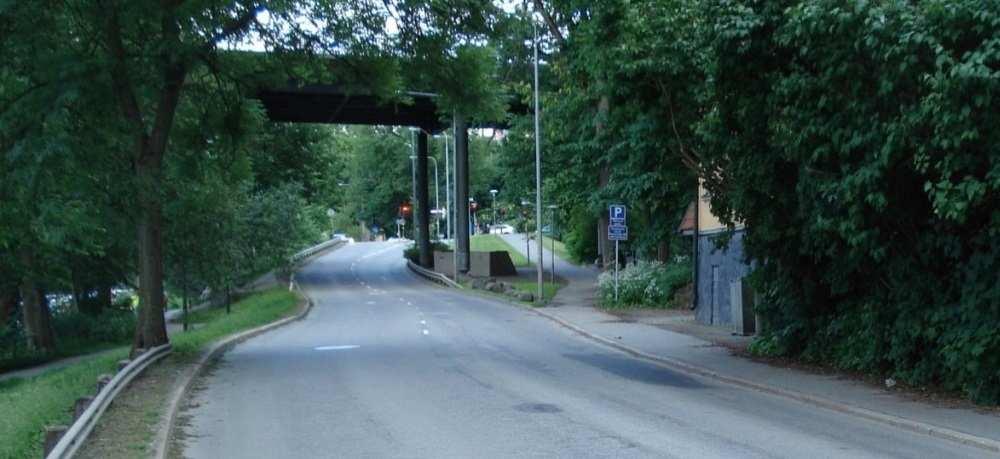 Befintlig gång- och cykelbana närmast vattnet behålls som gångbana efter mindre justeringar för att få rimliga lutningar.