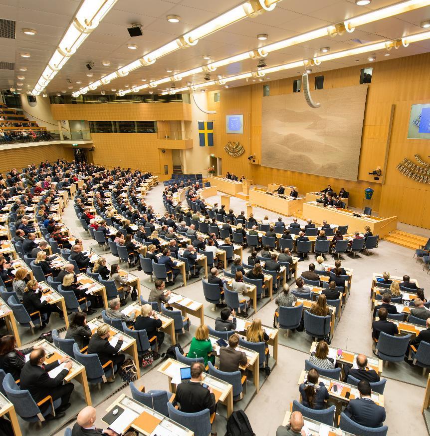 Demokratiska uppdraget 2 Biblioteken i det allmänna biblioteksväsendet ska verka för det demokratiska samhällets utveckling genom att bidra till kunskapsförmedling och fri åsiktsbildning.