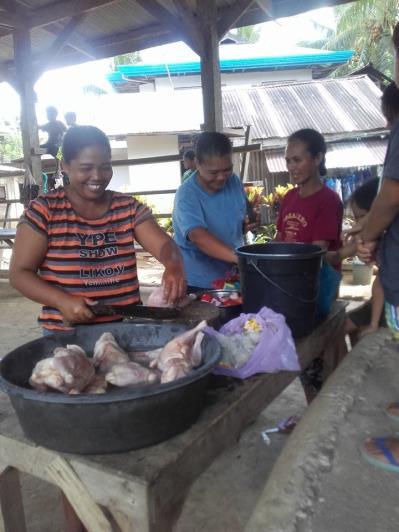 Filippinska. Aktiviteten består av att alla föräldrar i byn samlas och hjälper till med att tillaga en måltid som de sedan serverar sina barn.