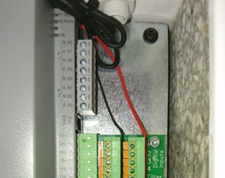 Fjärrpanel med display kopplas alltid till port 2 om man även har modbus aktiverat.