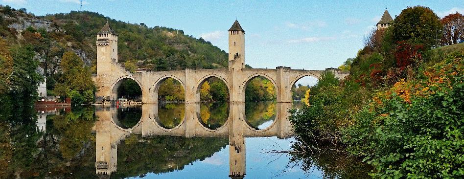 Där ansluter den till Camino Francés och går vidare mot Santiago de Compostela. Leden bjuder på ständiga påminnelser om historien och de många pilgrimer som har vandrat här.
