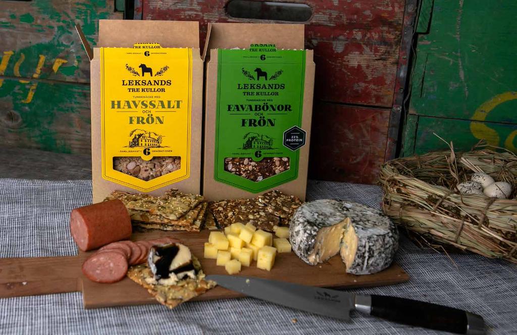 TRE KULLOR Små spröda knäckebröd bakade i Leksand. Degarna sätts för hand och gräddas sedan på plåtar i konditoriugnar. Bakade med naturliga råvaror och vatten från egen källa.