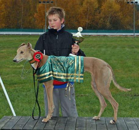 Bo Norevik The Greyhound & Whippetstore Debutantpokal, segrare Atlas Gotcha, här med representant för ägarna Max Borg, tränaren Anna-Lena Landén och sponsor Joha Lamilla.