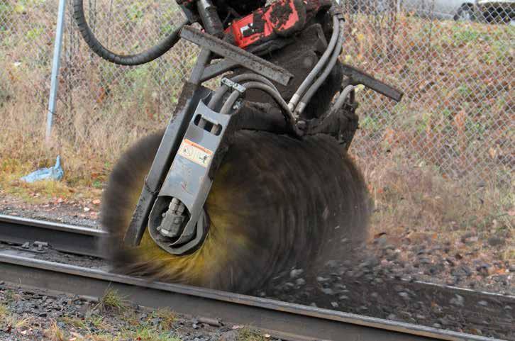 Oljan fördelas smart mellan redskap och tiltrotator och tiltrotatorns funktioner bibehålls med reducerad hastighet.