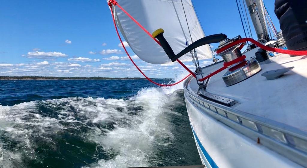 vinterkoservering, lägre vikt, kan laddas via propeller under segling eller med solceller. Vårt val föll på Torqeedo Cruise 4,0 FP med Torqeedos 48v batteri.