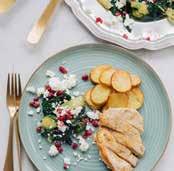 Fler godsaker på menyn är härliga smak- och färgbomber i form av lax med palsternacka och ädelostsås, grillad kyckling med broccoli- och fetaostsallad med granatäpple och en snabblagad pasta med