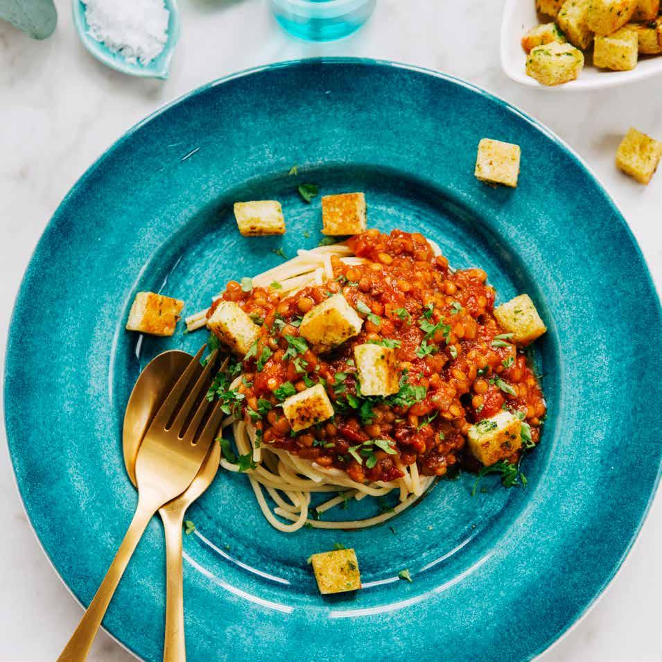 SPAGHETTI POMODORO med linser och persiljekrutonger Ca 20 min Tomatsås 1 gul lök 2 vitlöksklyftor 2 msk olivolja* ½ msk paprikapulver* 1 tsk torkad oregano* 1 tsk torkad timjan* 2 krm chiliflakes* 2
