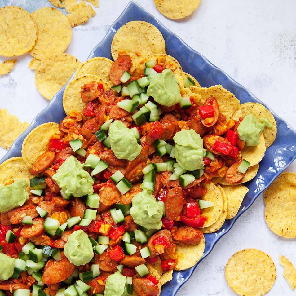 NACHO KORVISH med gucka Ca 20 min Korvish Ca 500 gram korv 1 förp kokta majskolvar, 2 st 1 paprika 1 tsk spiskummin* 1 tsk paprikapulver* 1 tsk torkad oregano* 1 förp krossade tomater Gucka 1 avokado