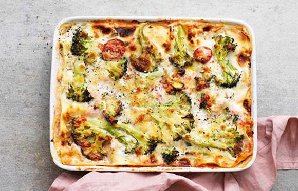 Broccoli och Mascarponelasagne 4 personer 2 färska broccoli a 250 g 1 vitlöksklyfta 250 g körsbärstomater 1 kruka basilika 1 förpackning färdig tomatsås ca 390 g 250 g Mascarpone 3 dl mjölk 2 dl