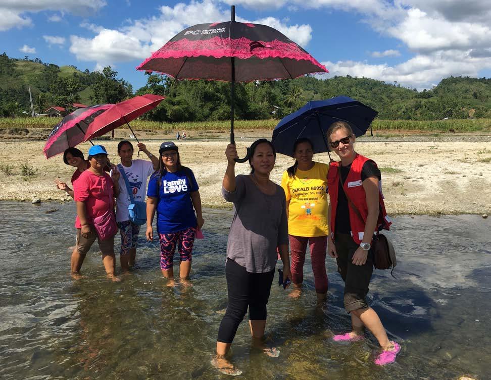 Internationellt hjälparbete Kollega från PRC Michaela tillsammans med medlemmar från barangaystyrelsen, Cagayan i nordöstra Filippinerna.